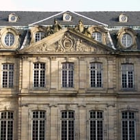 Décorations florales dans la cour du Palais Rohan