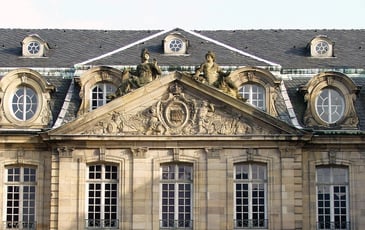 Décorations florales dans la cour du Palais Rohan