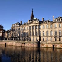 Braderie d'ouvrages et de petits objets dans la cour du Palais Rohan