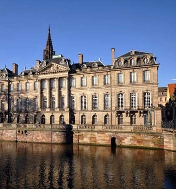 Braderie d'ouvrages et de petits objets dans la cour du Palais Rohan