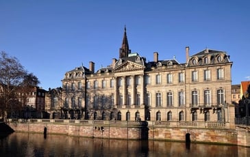 Braderie d'ouvrages et de petits objets dans la cour du Palais Rohan