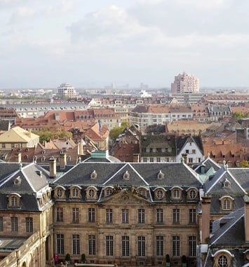 Atelier tout public dans la cour du Palais Rohan : réalisation d'un peigne fleuri