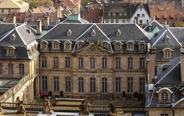 Atelier tout public dans la cour du Palais Rohan : réalisation d'un peigne fleuri