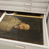 Découvrez les réserves de livres et d'objets d'une bibliothèque humaniste