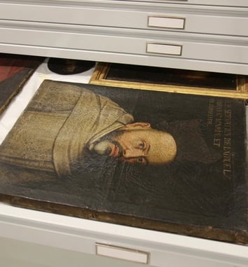 Découvrez les réserves de livres et d'objets d'une bibliothèque humaniste