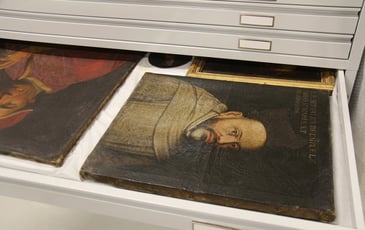 Découvrez les réserves de livres et d'objets d'une bibliothèque humaniste