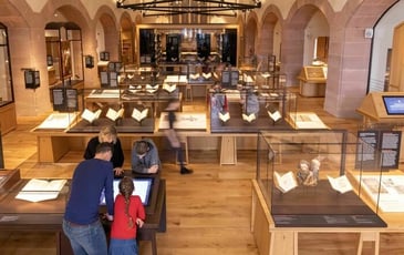 Découverte guidée de la collection permanente d'une bibliothèque humaniste