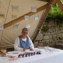 Assistez à des démonstrations de calligraphie médiévale