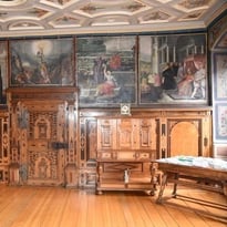 Visite guidée d'une ancienne salle de justice du XVIIᵉ siècle