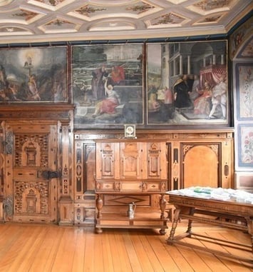 Visite guidée d'une ancienne salle de justice du XVIIᵉ siècle