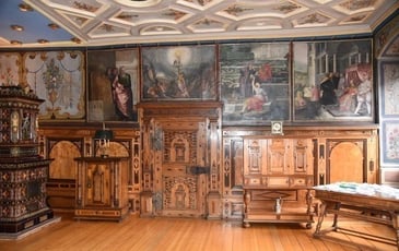 Visite guidée d'une ancienne salle de justice du XVIIᵉ siècle