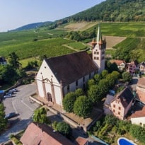 Visite d'une église au clocher roman et au riche patrimoine mobilier