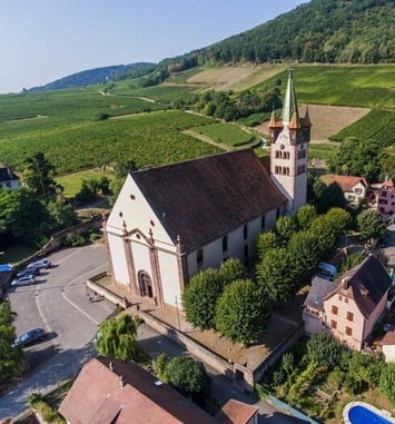 Visite d'une église au clocher roman et au riche patrimoine mobilier