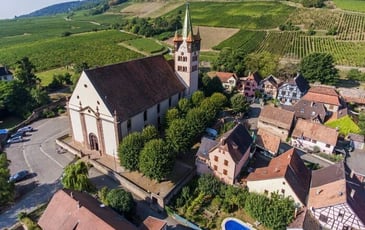 Visite d'une église au clocher roman et au riche patrimoine mobilier