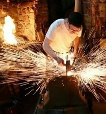 Démonstration de forgeage de lames et garnitures de fourreaux
