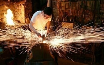 Démonstration de forgeage de lames et garnitures de fourreaux