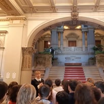 Levez les yeux ! Visites théâtralisées du palais du Rhin pour le public scolaire
