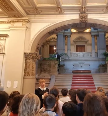 Levez les yeux ! Visites théâtralisées du palais du Rhin pour le public scolaire