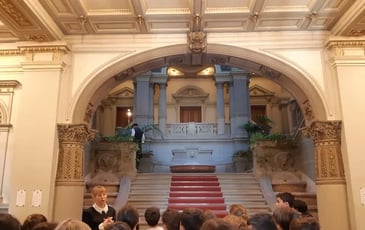 Levez les yeux ! Visites théâtralisées du palais du Rhin pour le public scolaire
