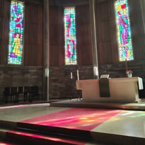 Visite de l'église protestante de Neudorf, Strasbourg. Présentation des vitraux de Fausser et de Bischoff et de l'orgue A. Kern.
