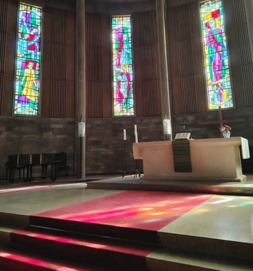 Visite de l'église protestante de Neudorf, Strasbourg. Présentation des vitraux de Fausser et de Bischoff et de l'orgue A. Kern.