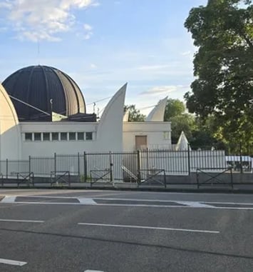 Visite d'une grande mosquée contemporaine