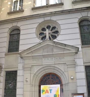 Il y a une église place d'Austerlitz ? Qu'y-a-t-il derrière ces portes ?