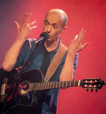 Frédéric Fromet se tient à carreau