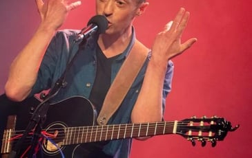Frédéric Fromet se tient à carreau