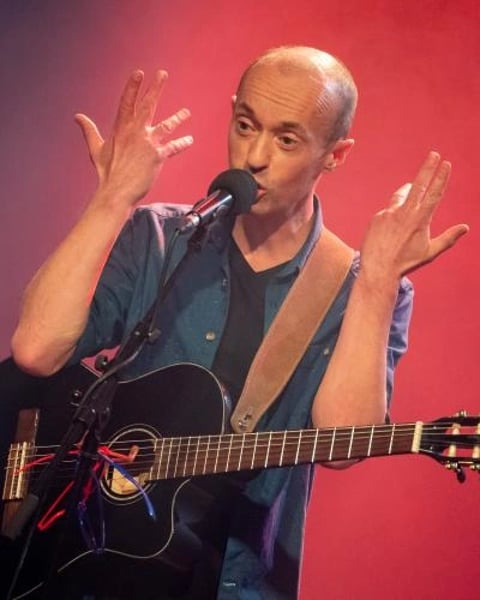 Frédéric Fromet se tient à carreau