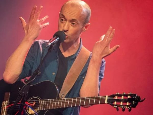 Frédéric Fromet se tient à carreau