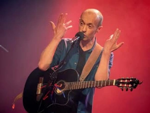 Frédéric Fromet se tient à carreau
